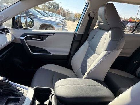 Used 2020 Toyota RAV4 XLE Premium image 17