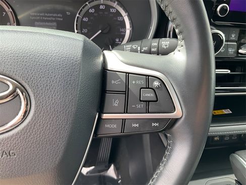 Used 2024 Toyota Highlander XLE image 9