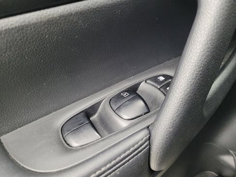 Used 2018 Nissan Rogue S image 27