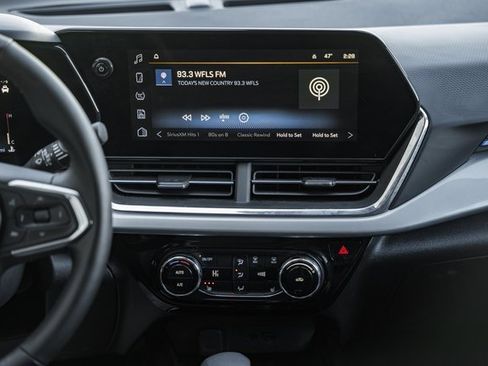 Used 2025 Chevrolet Trax LT w/ LT Convenience Package image 18