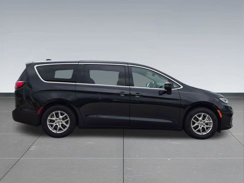 Used 2023 Chrysler Pacifica Touring-L FWD image 7