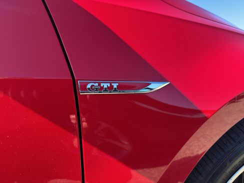 Used 2019 Volkswagen GTI SE FWD image 36