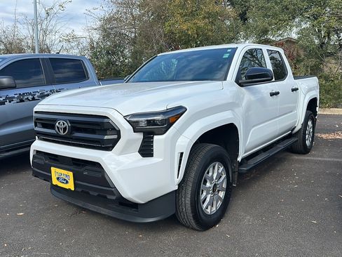 Used 2024 Toyota Tacoma SR image 3