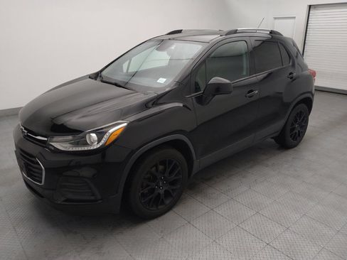 Used 2020 Chevrolet Trax LT w/ Driver Confidence Package FWD image 2