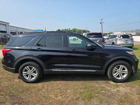 Used 2023 Ford Explorer XLT AWD/4WD image 9