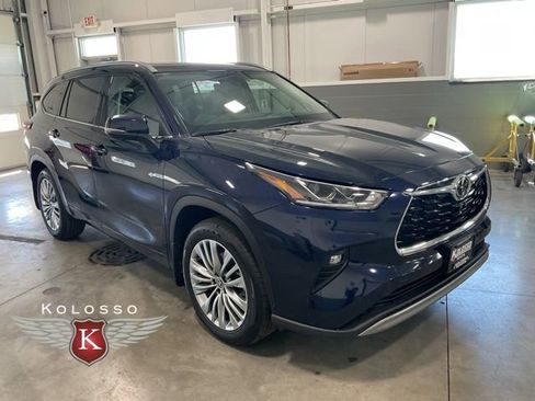 Used 2026 Toyota Highlander Platinum AWD/4WD image 1