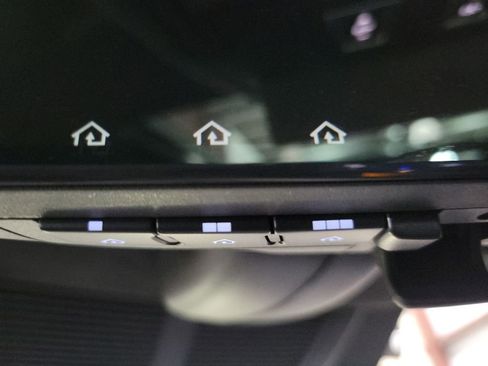 Used 2025 Land Rover Defender 110 image 34