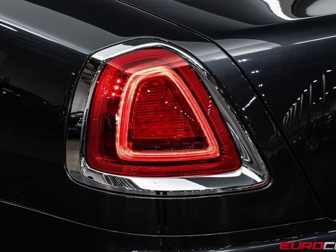 Used 2018 Rolls-Royce Dawn RWD image 21