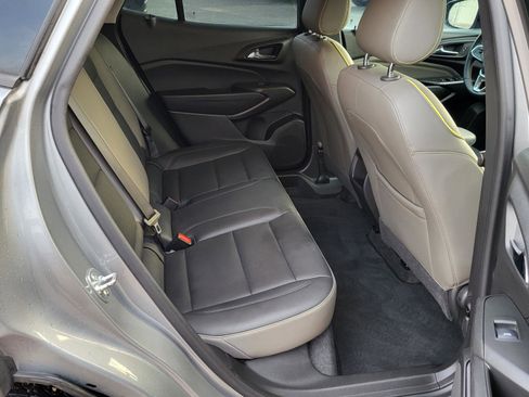 Used 2025 Chevrolet Trax ACTIV w/ Sunroof Package image 11