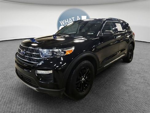 Used 2022 Ford Explorer XLT w/ Equipment Group 202A image 8