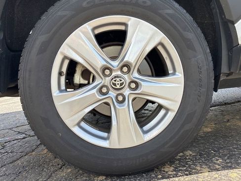 Used 2024 Toyota RAV4 XLE FWD image 22
