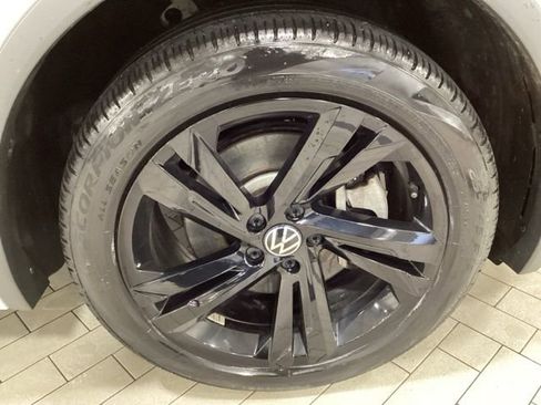 Used 2023 Volkswagen Tiguan SE R-Line image 28