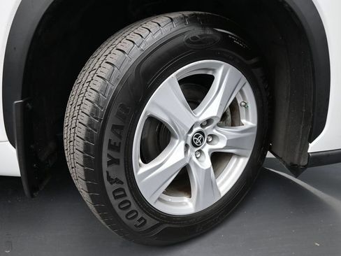 Used 2023 Toyota Highlander L FWD image 40