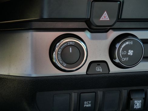Used 2019 Toyota Tacoma SR5 AWD/4WD image 29