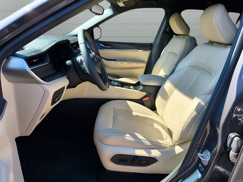 Used 2024 Jeep Grand Cherokee L Limited w/ Black Appearance Package image 16