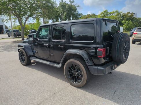 Used 2025 Jeep Wrangler Unlimited Sahara AWD/4WD image 8