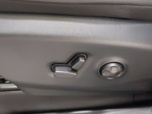 Used 2025 Chrysler Pacifica Select image 37