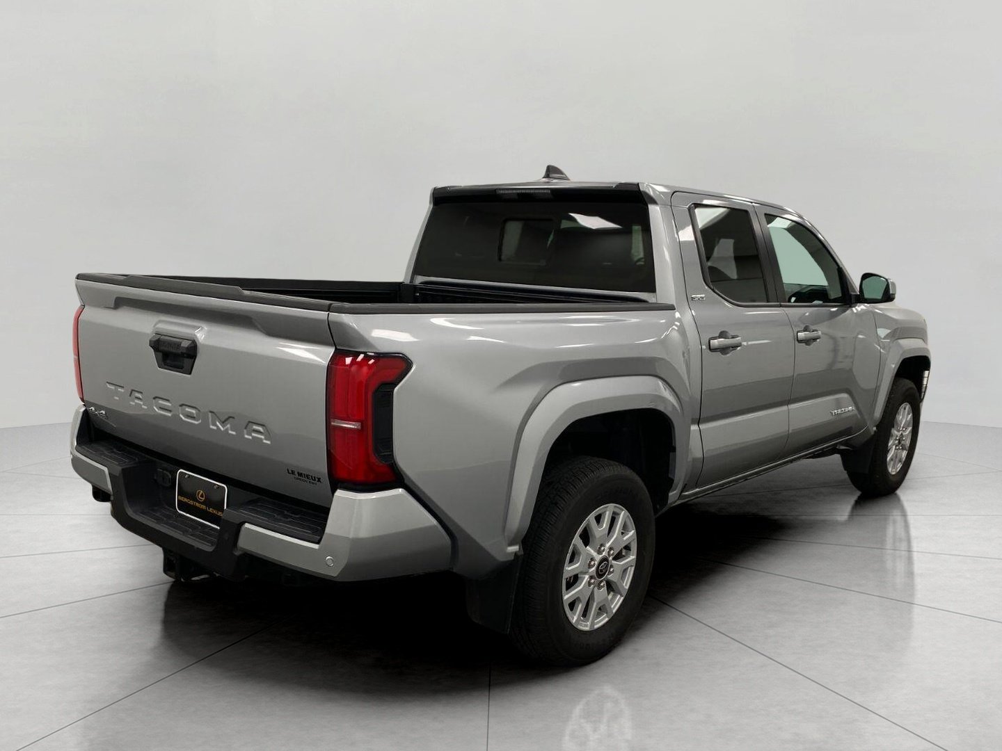 Used 2024 Toyota Tacoma SR5 AWD/4WD image 4