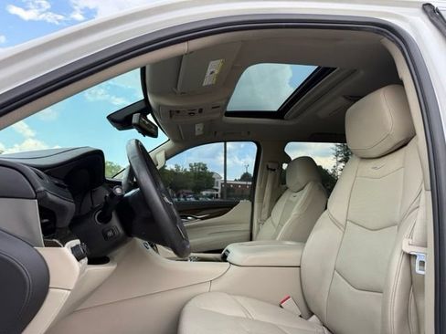 Used 2020 Cadillac Escalade Premium Luxury AWD/4WD image 24