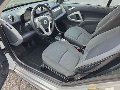 Used 2011 smart fortwo passion RWD image 4