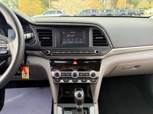 Used 2020 Hyundai Elantra SE w/ Cargo Package (C1) FWD image 18