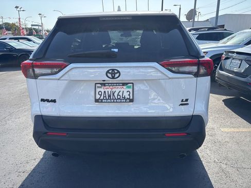 Used 2022 Toyota RAV4 LE w/ Carpet Mat Package (TMS) AWD/4WD image 8