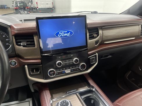 Used 2024 Ford Expedition Limited image 29