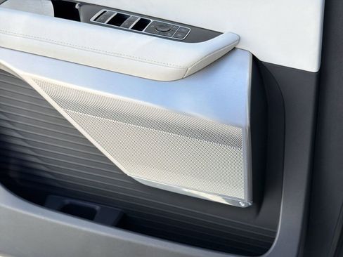 Certified 2026 Cadillac Vistiq Luxury image 20