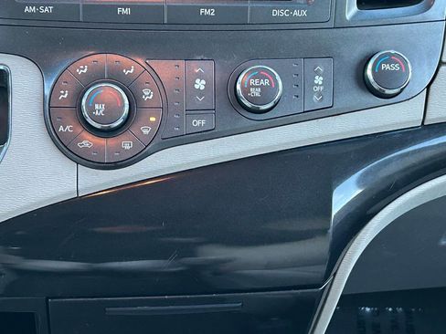 Used 2012 Toyota Sienna image 24