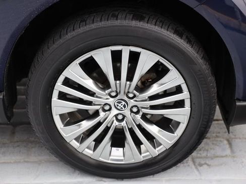 Used 2022 Toyota Venza XLE image 47
