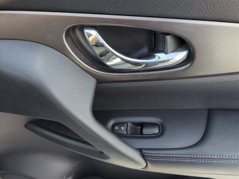 Used 2015 Nissan Rogue SV w/ SV Premium Package image 27