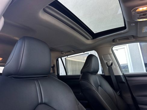 Used 2025 Toyota Highlander XLE FWD image 17