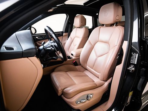 Certified 2021 Porsche Macan S AWD/4WD image 5