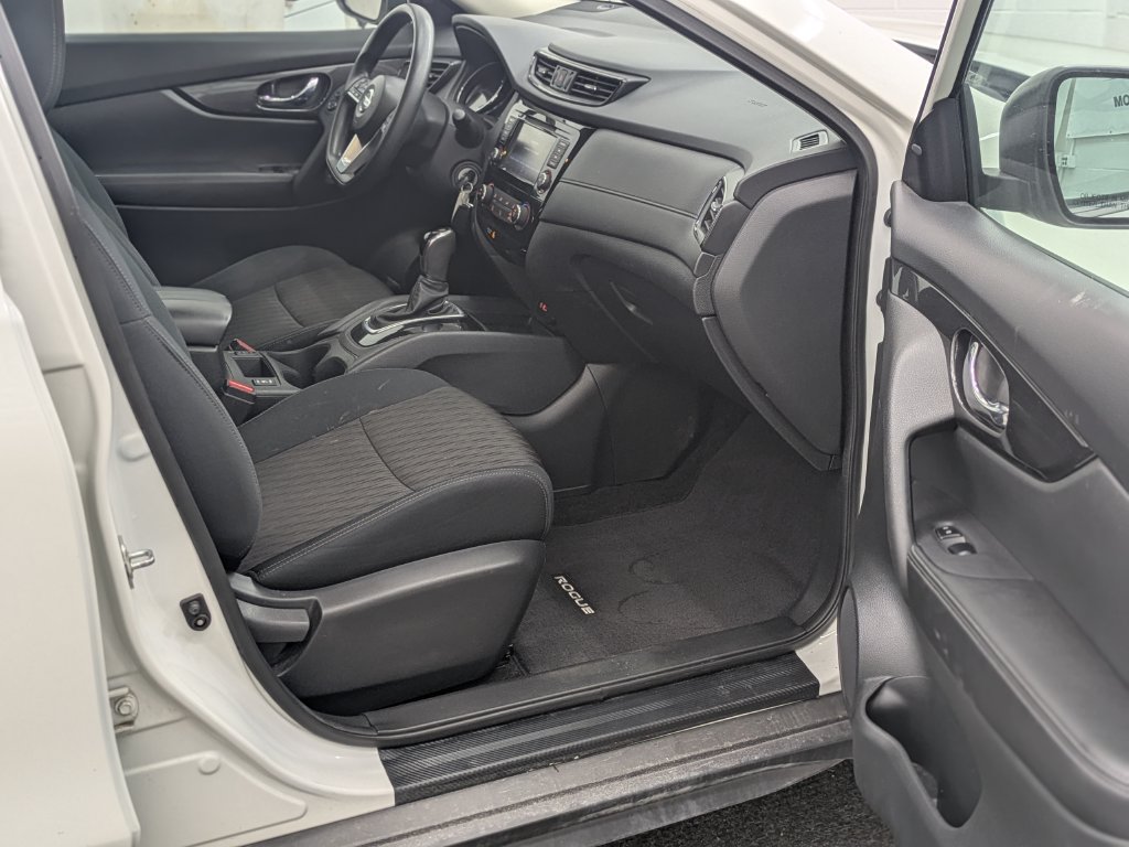 Used 2018 Nissan Rogue SV FWD image 22