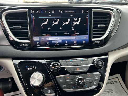 Used 2024 Chrysler Pacifica Touring-L image 19