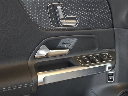New 2026 Mercedes-Benz GLB 250 image 18
