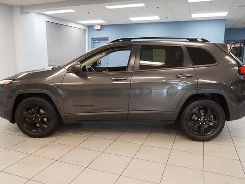 Used 2016 Jeep Cherokee Latitude w/ Comfort/Convenience Group AWD/4WD image 2
