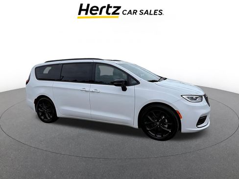 Used 2025 Chrysler Pacifica Limited image 1