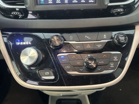 Used 2018 Chrysler Pacifica Touring-L image 22