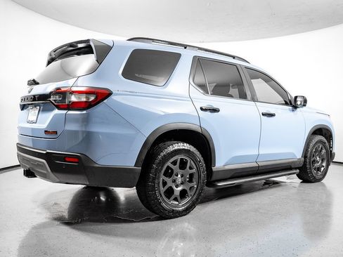 Used 2025 Honda Pilot TrailSport image 8
