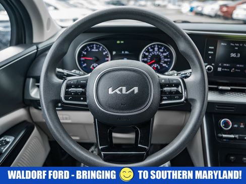 Used 2023 Kia Carnival LX image 25