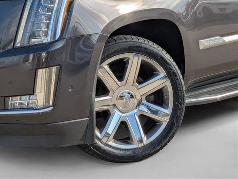 Used 2017 Cadillac Escalade Luxury image 26