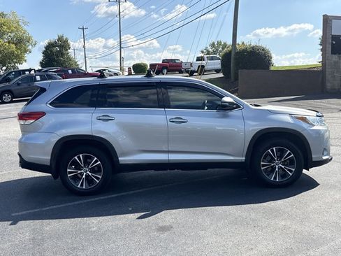Used 2019 Toyota Highlander LE AWD/4WD image 4