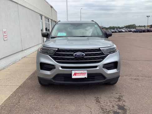 Used 2022 Ford Explorer XLT AWD/4WD image 3