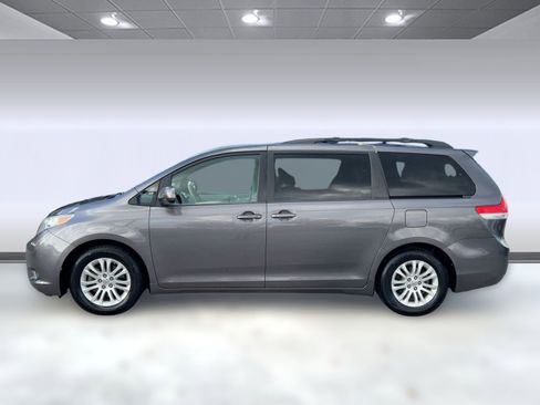 Used 2013 Toyota Sienna XLE image 2