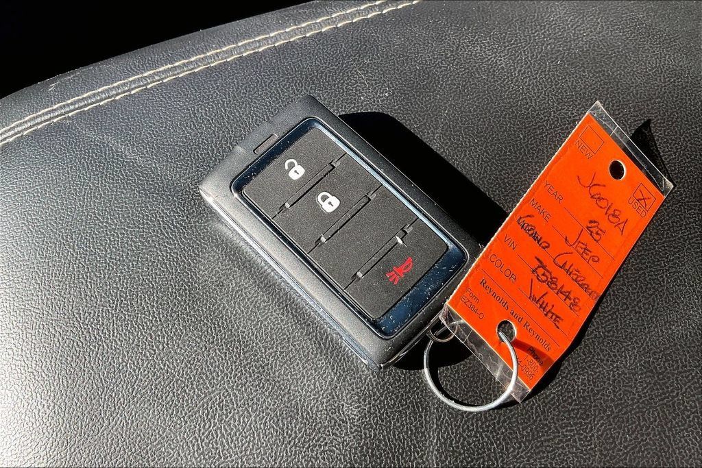 Used 2025 Jeep Grand Cherokee Laredo X RWD image 10