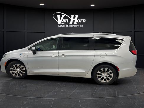 Used 2023 Chrysler Pacifica Pinnacle FWD image 4