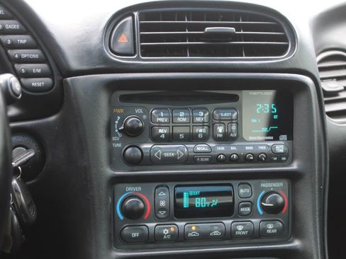 Used 2001 Chevrolet Corvette Coupe w/ Preferred Equipment Group2 RWD image 18