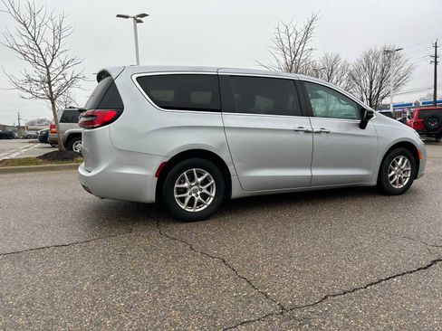 Certified 2024 Chrysler Pacifica Touring-L image 16