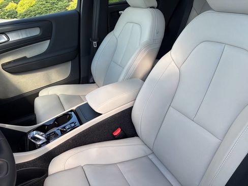 Certified 2026 Volvo XC40 B5 Plus AWD/4WD image 18